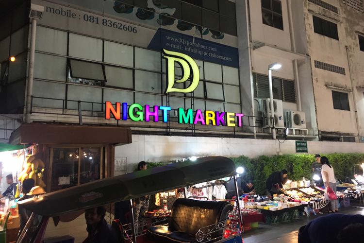 Salah satu night market yang ada di Bangkok, Thailand.
