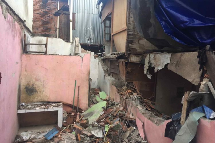 Sebanyak empat rumah di Jalan Kembang V, RT 003 RW 002 Kelurahan Kwitang, Jakarta Pusat, ambruk pada Sabtu pekan lalu, Senin (2/4/2018).