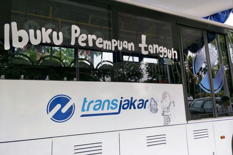 Anak-anak berkebutuhan khusus melukis bus transjakarta untuk memperingati Hari Kartini, Jumat (20/4/2018). 