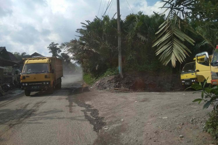 Sejumlah truk pengangkut pasir masih lalu lalang di Desa Kemiren, berjarak sekitar 5 kilometer dari puncak Gunung Merapi, Kabupaten Magelang, Jawa Tengah, Selasa (22/5/2018).
