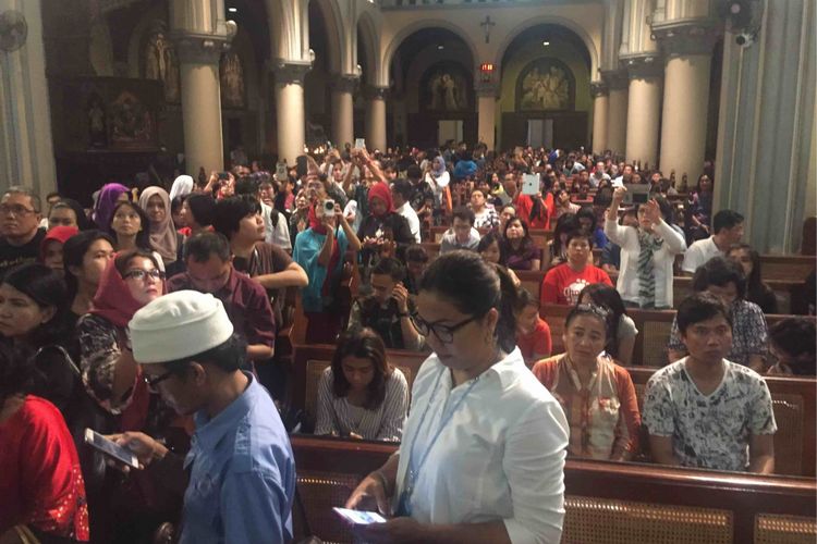 Gereja Katedral bersama sejumlah kelompok, seperti Gusdurian, Komunitas Pustaka Bergerak Indonesia, dan Gerakan Kebaikan Indonesia mengadakan buka puasa bersama di Aula Gereja Katedral, Jakarta Pusat, Jumat (1/6/2018).