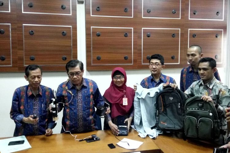 Rektor Universitas Ahmad Dahlan (UAD) Yogyakarta Kasiyarno bersama para staf  saat menunjukan alat elektronik, jaket dan tas yang di bawa oleh para calon mahasiswa untuk melakukan kecurangan, Senin (30/7/2018)