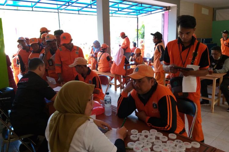Petugas PPSU mengikuti tes urine yang diselenggarakan BNN Kota Jakarta Utara, Kamis (2/8/2018).