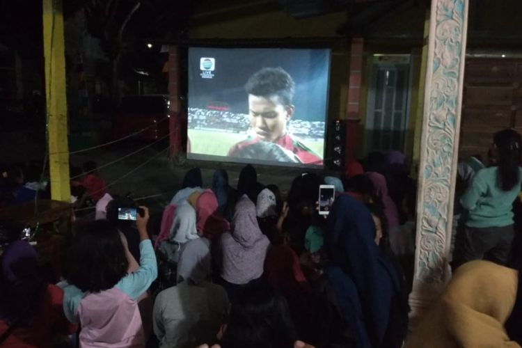 Warga nobar Final Piala AFF U-16 di halaman rumah Bagas Kaffa dan Bagus Kahfi, si Kembar yang ikut memperkuat timnas melawan Thailand di Stadion Delta Sidoarjo, Sabtu (11/8/2018).