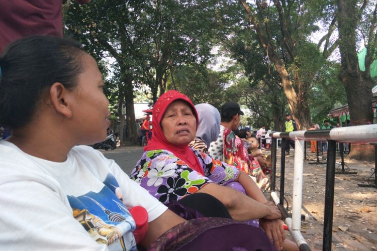 Sasminah dan wanita lain yang tengah menunggu sisa daging korban di Masjid Agung Al-Asyhar, Selasa (21/8/2018).