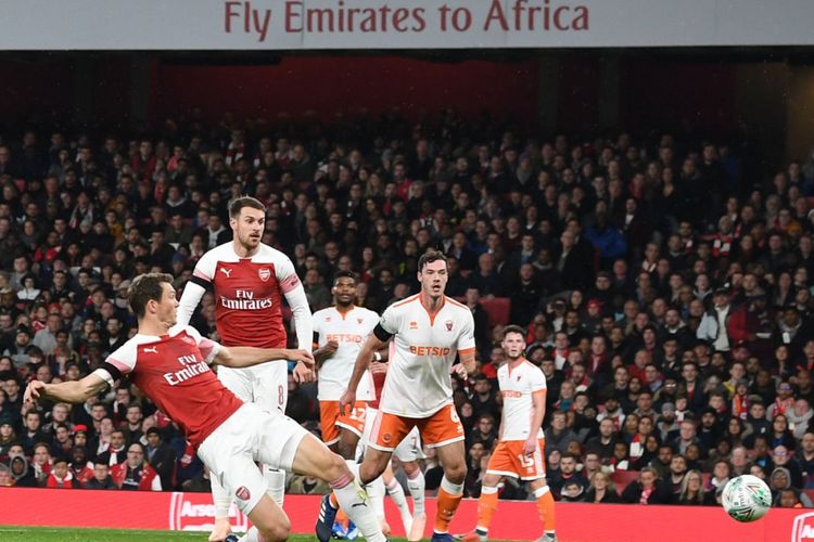 Stephan Lichsteiner mencetak gol pada laga Arsenal vs Blackpool di Stadion Emirates dalam lanjutan Piala Liga Inggris, 31 Oktober 2018. 