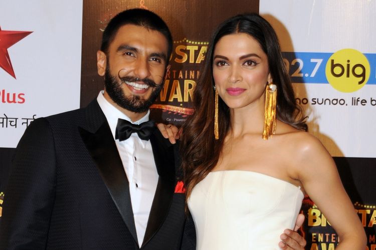 Pasangan bintang Bollywood Ranveer Singh (kiri) and Deepika Padukone menghadiri acara BIG Star Entertainment Awards 2015 di Mumbai, India, pada 15 Desember 2015. 