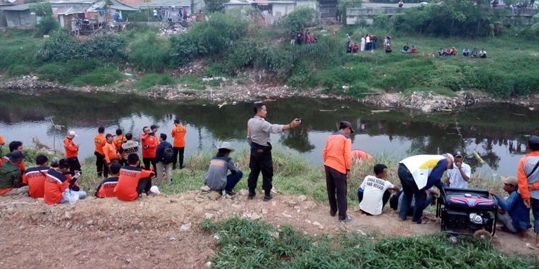 Proses pencarian bocah 14 tahun tenggelam di Kali Bekasi, Babelan, Kabupaten Bekasi, Rabu (10/7/2019).