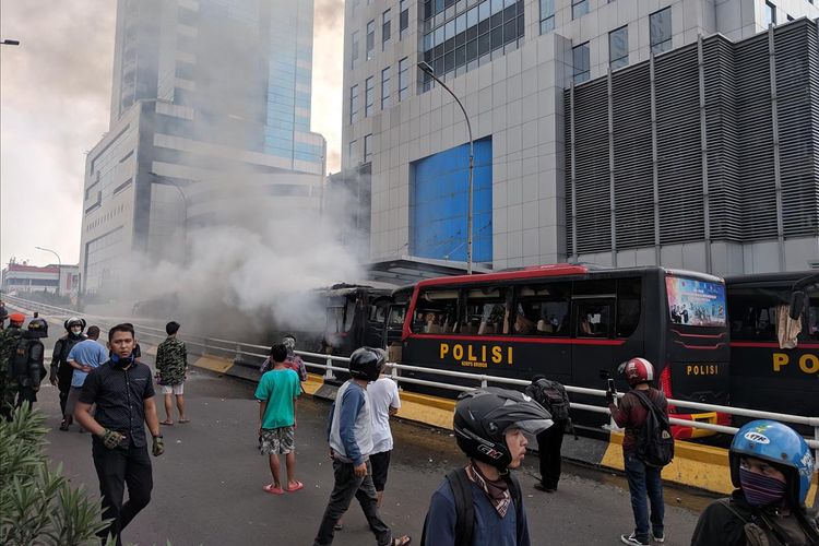 Dua bus polisi terbakar di flyover slipi