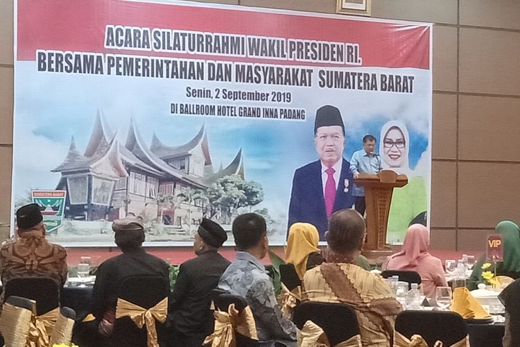 Wapres Jusuf Kalla berbicara di hadapan tokoh pemerintahan dan masyarakat di Padang, Senin (2/9/2019) malam