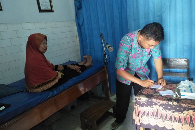 Agik Prasetyo (kanan), Pengelola program pencegahan dan pemberantasan kusta di Puskesmas Jogoloyo Kabupaten Jombang Jawa Timur, saat melayani penderita kusta saat pertemuan Kelompok Perawatan Diri (KPD) yang rutin digelar tiap akhir bulan.