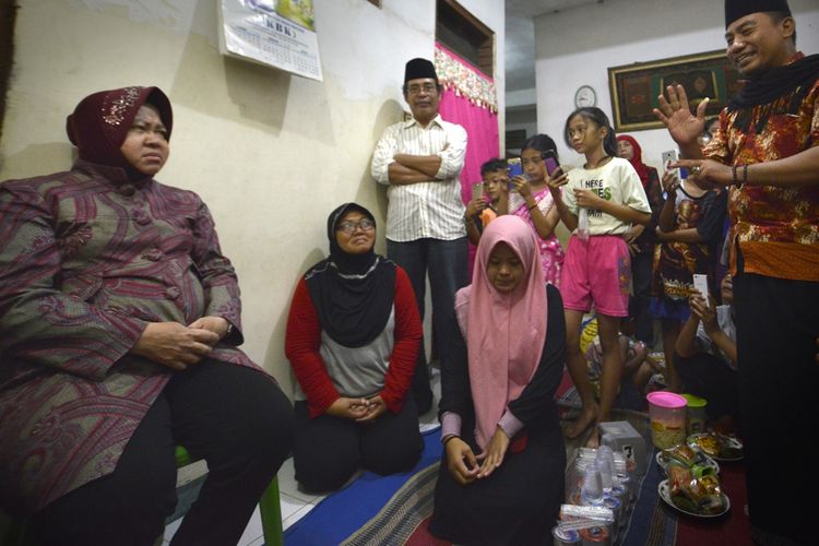Wali Kota Surabaya, Tri Rismaharini, saat mengunjungi rumah duka almarhum Badrul Munir, salah satu petugas KPPS yang meninggal saat menjalankan tugas, di Kelurahan Kedung Baruk, Kecamatan Rungkut, Surabaya, Jumat (26/4/2019).