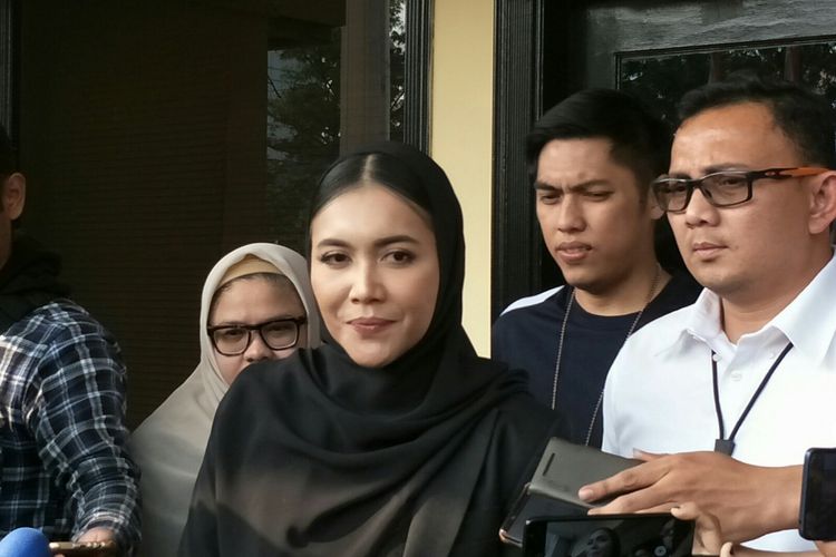 Penyanyi Denada Tambunan usai menjenguk mantan suaminya Jerry Aurum di Mapolres Jakarta Barat, Slipi, Senin (1/7/2019).