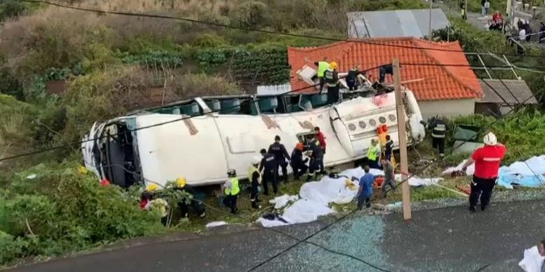 Petugas penyelamat memulai proses evakuasi bus wisata berisi turis Jerman yang dilaporkan terguling di Madeira, Portugal, Rabu petang (17/4/2019). Sebanyak 29 orang dilaporkan tewas dalam insiden tersebut.