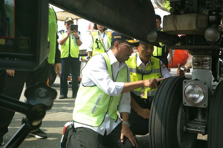 Menteri Perhubungan Budi Karya Sumadi saat meninjau Bandara Internasional Soekarno-Hatta, Jakarta, Minggu (26/5/2019)