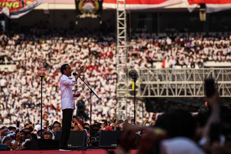 Calon Presiden no urut 01, Joko Widodo memberikan orasi politik saat kampanye akbar bertajuk Konser Putih Bersatu di Stadion Gelora Bung Karno, Jakarta, Sabtu (13/4/2019).