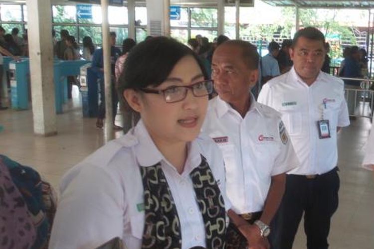 Manajer Komunikasi PT KCI Eva Chairunisa, di Stasiun Tebet, Senin (30/11/2015)