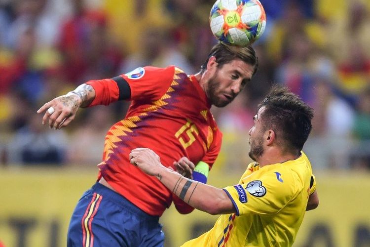 Sergio Ramos dan Nicolae Stanciu berduel udara dalam pertandingan Rumania vs Spanyol dalam kualifikasi Euro 2020 di Arena Nationala, Bukares, 5 September 2019. 