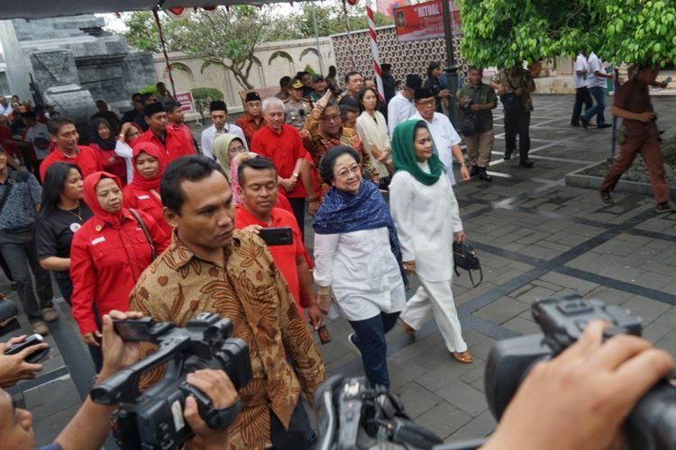 Ketua Umum DPP PDI Perjuangan Megawati Soekarnoputri berziarah ke makam Presiden pertama RI Soekarno di Blitar, Jawa Timur, Rabu (20/6/2018). 