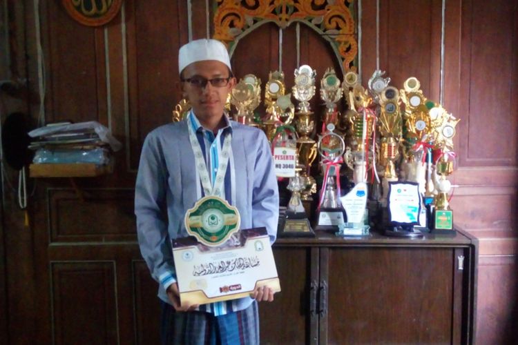 Muhammad Abdul Rafiq (21), warga Lopait, Kecamatan Tuntang, Kabupaten Semarang menunjukkan piagam yang diperoleh sebagai juara III mewakili Indonesia di ajang Alquran kontes bertajuk Musabaqah Hifdzil Quran (MHQ) tingkat Internasional tahun 2017 yang diselenggarakan pada 7 hingga 11 Oktober kemarin di Saudi Arabia.