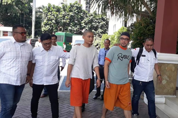 Artis peran Sandy Tumiwa (kedua dari kanan) menjalani proses pemindahan tahanan di Kejaksaan Negeri Jakarta Pusat, Kemayoran, Rabu (19/6/2019). 