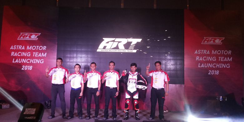 Para pebalap Astra Motor Racing Team (ART) Jakarta untuk formasi 2018 saat acara perkenalan di Jakarta, Selasa (13/3/2018).