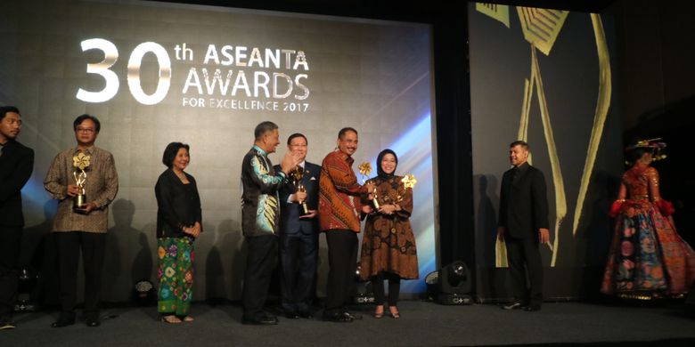 Menteri Periwisata Indonesia Arief Yahya memberikan dua penghargaan terhadap Garuda Indonesia yang diwakili Nina Sulistyowati, pada 30th ASEANTA Awards for Excellence 2017 di Jakarta, Selasa (8/8/2017).   