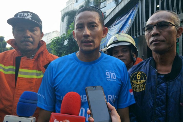 Wakil Gubernur DKI Jakarta Sandiaga Uno menyambangi lokasi kebakaran Gebung Kemenhub, Gambir, Jakarta Pusat,  Minggu (8/7/2018).