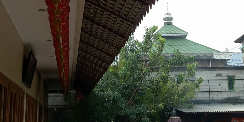 Wihara Satrya Dharma yang terletak bersebelahan dengan Masjid Nurul Falah, Jakarta.