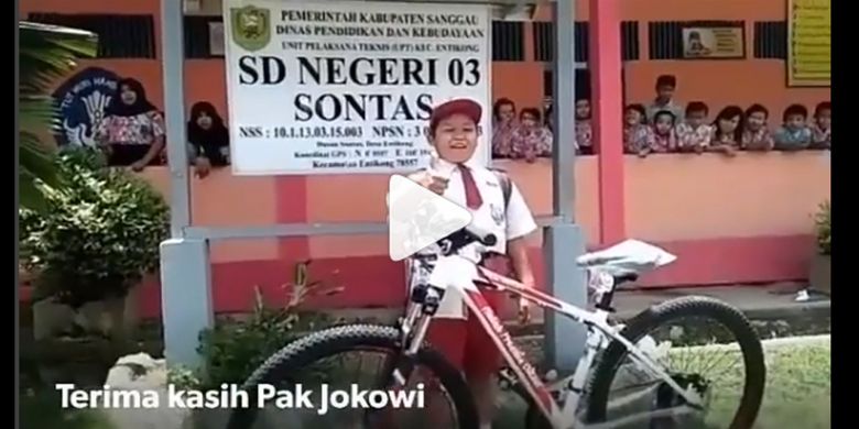 Nursaka bersama sepeda hadiah dari Presiden Jokowi