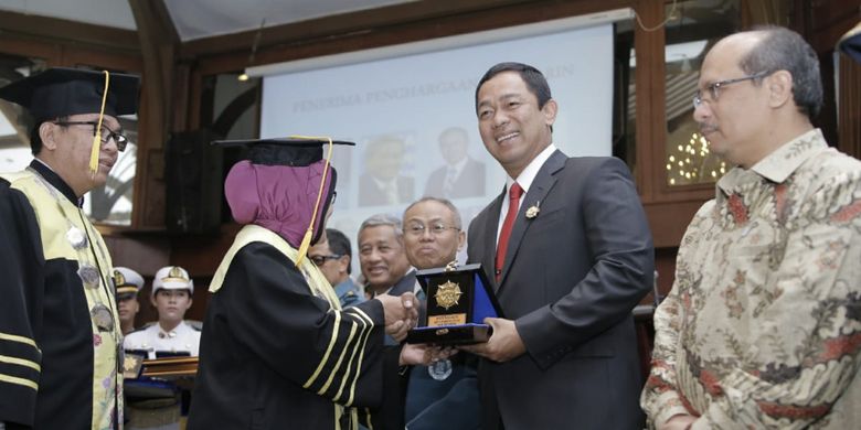 Wali Kota Semarang Hendi menerima penghargaan dari Politeknik Maritim Negeri Indonesia (Polimarin) karena dinilai memiliki komitmen besar dalam membangun kemaritiman di Kota Semarang.