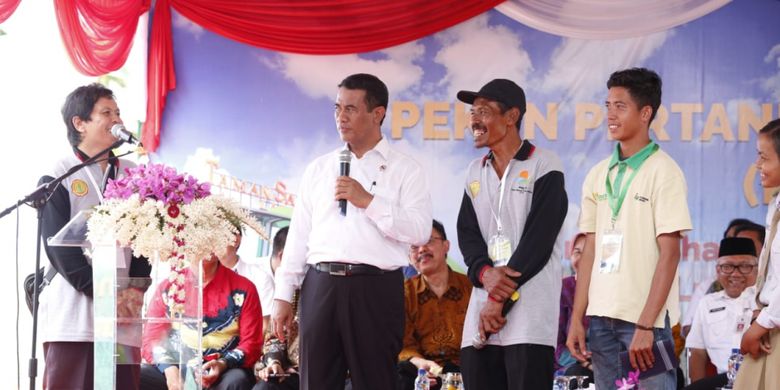 Menteri Pertanian Amran Sulaiman (dua dari kiri) saat membuka Pekan Pertanian Lahan Rawa Nasional (PPRN) ke-2 dan Launching Taman Sains Pertanian (TSP) di Balai Penelitian Pertanian Lahan Rawa di Banjarbaru, Kalimantan Selatan, Rabu (17/10/2018). 