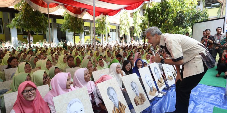 Siswa-siswi SMK N 2 Semarang melukis wajah Gubernur Ganjar Pranowo dengan kulit bawang dan pelepah pisang hingga pecahkan rekor LEPRID, Kamis (25/10/2018).