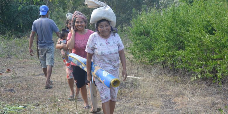 Kaum perempuan Suku Saghe menuju ke rumah adat atau Mbarung Gendang Saghe untuk melaksanakan ritual ghan woja dalam kalender adat untuk pertanian, Jumat (2/11/2018).