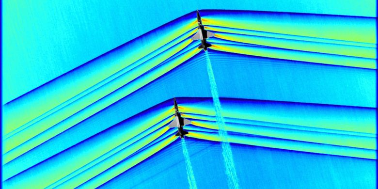 Gambar ini diliris NASA pada 5 Maret 2019, menunjukkan dua pesawat jet T-38 terbang dalam formasi dengan kecepatan supersonik menghasilkan gelombang kejut yang terdengar sampai daratan sebagai ledakan supersonik.