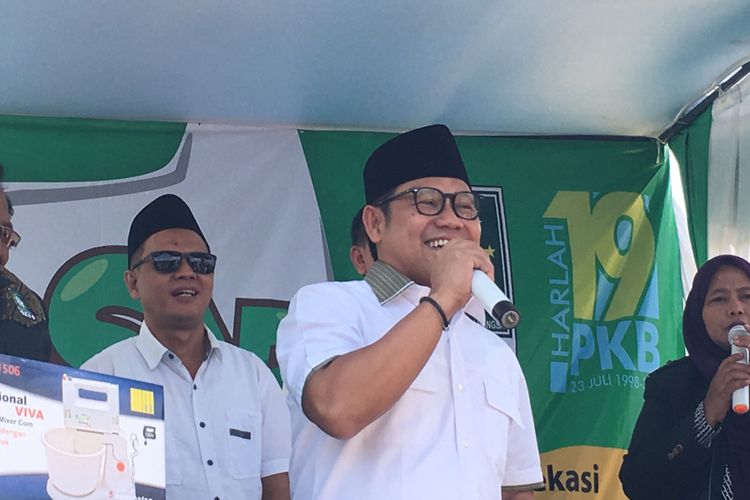 Ketua Umum PKB, Muhaimin Iskandar usai menghadiri operasi pasar murah di Teluk Pucung, Bekasi Utara, Rabu (2/8/2017). 