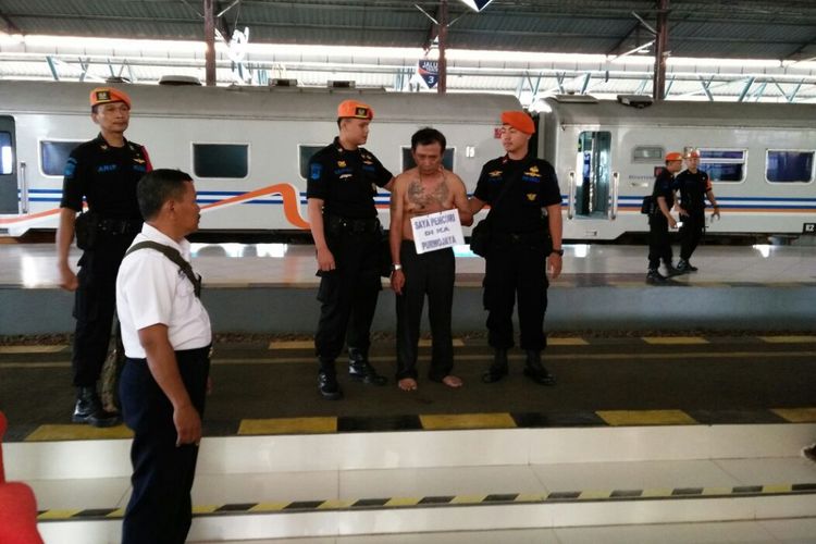 Polisi Khusus Kereta Api (Polsuska) memajang Sugeng Bagio (61), di Stasiun Purwokerto, Kamis (24/8/2017). Sugeng ditangkap petugas karena kedapatan mencuri sebuah tas milik penumpang lain di atas Kereta Eksekutif Purwojaya.