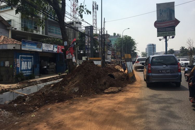 Pembangunan jalur pedestrian di Jalan KH Noer Ali, Kalimalang Kota Bekasi, Rabu (13/09/2017).