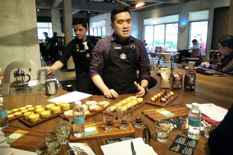 Gary Gutierrez, senior food manager Starbucks Indonesia, saat menjelaskan hubungan makanan dengan kopi di Starbucks Reserve, Pakubuwono, Jakarta, selasa (20/2/2018)