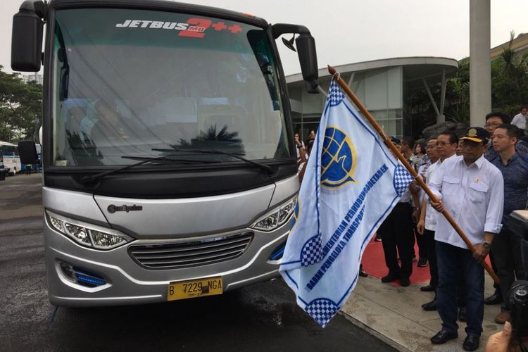 Menteri Perhubungan Budi Karya Sumadi melakukan flag off untuk layanan bus premium di Mal Alam Sutera, Tangerang, Minggu (15/4/2018). Bus premium ini diadakan untuk mengakomodasi pengguna kendaraan pribadi menjelang penerapan paket kebijakan di tol Tangerang-Jakarta, Senin (16/4/2018).