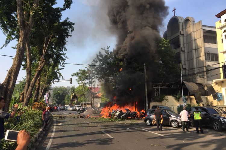 Kobaran api diduga dari bom bunuh diri di depan Gereja Pantekosta Pusat Surabaya  (GPPS) Jl Arjuna, Kota Surabaya, Minggu (13/5/2018). 
