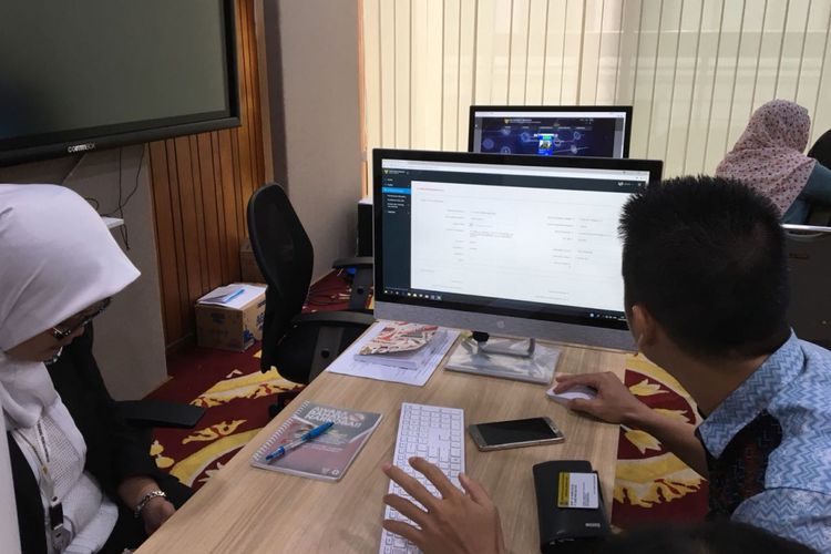 Suasana Online Single Submission (OSS) Lounge di kantor Kementerian Koordinator Bidang Perekonomian, Senin (9/7/2018). Para investor mulai berdatangan pada hari pertama peluncuran OSS selaku layanan perizinan berusaha terintegrasi secara elektronik.