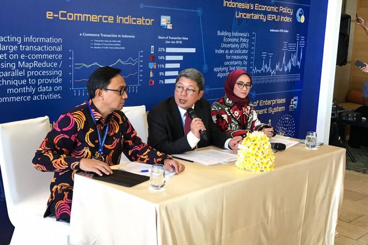 Deputi Bank Indonesia (tengah) Erwin Rijanto saat konfrensi pers di Nusa Dua, Bali pada Kamis (26/7/2018).