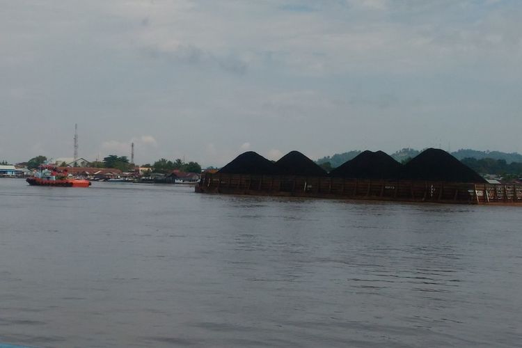 Tongkang penarik batu bara di Sungai Mahakam, Samarinda, Kalimantan Timur, Senin (30/7/2018)