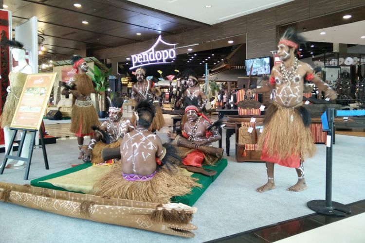 Beberapa orang dari suku Kamoro, Papua memamerkan kesenian di Pendopo, Living World, Alam Sutera, Jumat (3/8/2018)