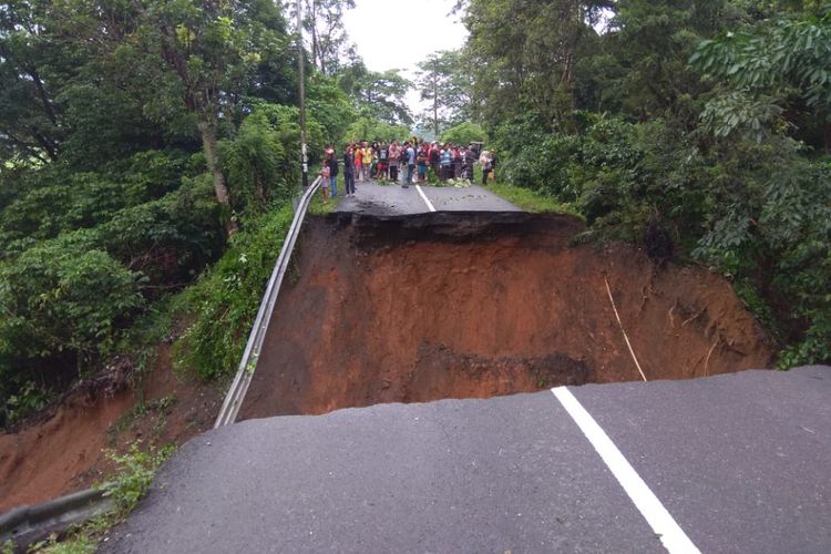 Jalan longsor diperbatasan Lahat-Pagaralam hingga menyebabkan akses penghubung kabupaten tersebut putus, Sabtu (2/2/2019).