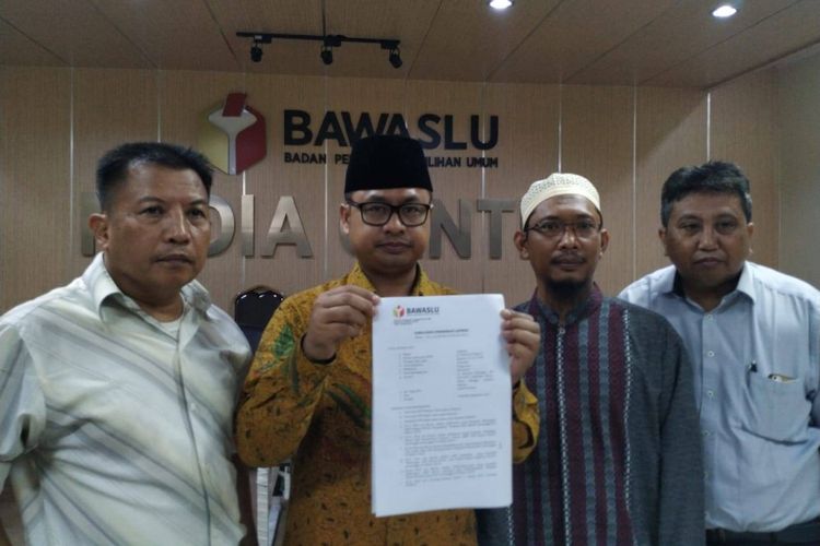 Tim Advokat Indonesia Bergerak (TAIB) melaporkan Mendagri Tjahjo Kumolo terkait ASN Tidak Boleh Netral ke Bawaslu, Jakarta Pusat, Jumat (8/3/2019).
