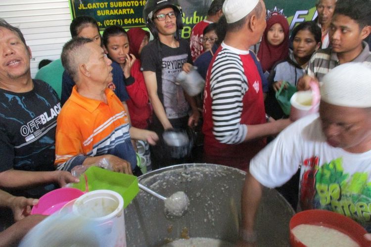 pembagian bubur samin di Masjid Darussalam