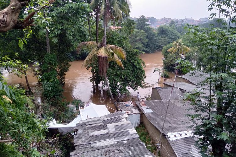 Banjir di Jalan Rukun Ujung, RT 05/05 Kelurahan Pejaten Timur, Pasar Minggu, Jakarta Selatan Karena Luapan Kali Ciliwung, Rabu (24/4/2019)