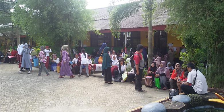 Antrean wali murid di SMP Negeri 3 Pangkal Pinang, Senin (1/7/2019).